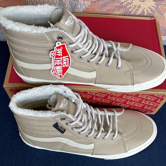 Vans Men’s Sk8-Hi
Cordura Sherpa Walnut
VN0A4BVTINU
Sneakers - Picture 3 of 16